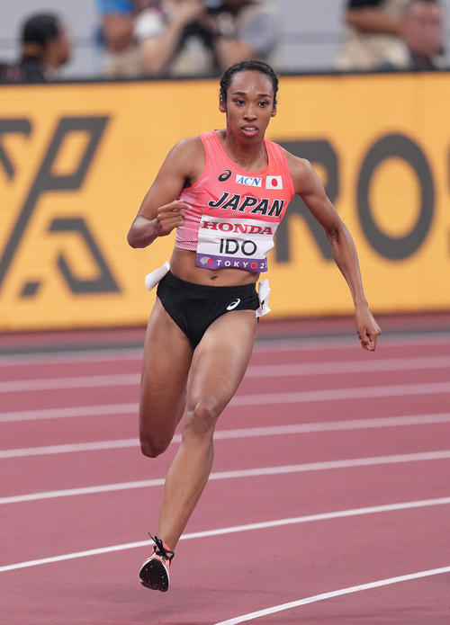 女子200メートル予選　準決勝進出を決めた井戸（撮影・足立雅史）