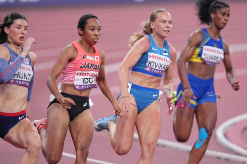 女子200メートル予選　準決勝進出を決めた井戸（左から2人目）（撮影・足立雅史）