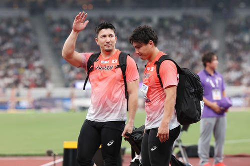 男子やり投げ予選　予選敗退となったディーン（左）と崎山（撮影・宮地輝）