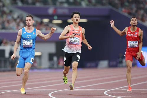 男子200メートル予選　準決勝進出を決める鵜沢（中央）（撮影・宮地輝）