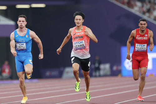 男子200メートル予選　力走する鵜沢（中央）（撮影・宮地輝）