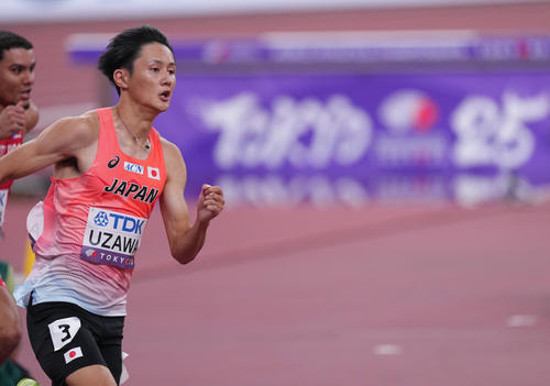 男子200メートル予選　準決勝進出を決めた鵜沢（撮影・足立雅史）