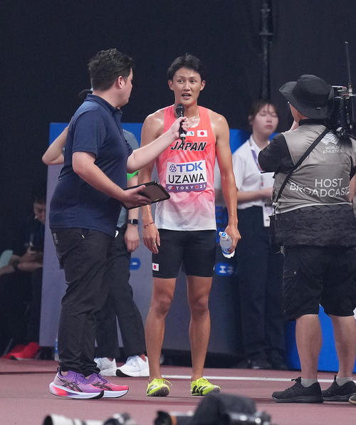 男子200メートル予選　準決勝進出を決めインタビューに答える鵜沢（撮影・足立雅史）