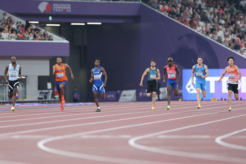 男子200メートル予選　力走するボツワナのテボゴ（左端）と鵜沢（右端）ら（撮影・宮地輝）