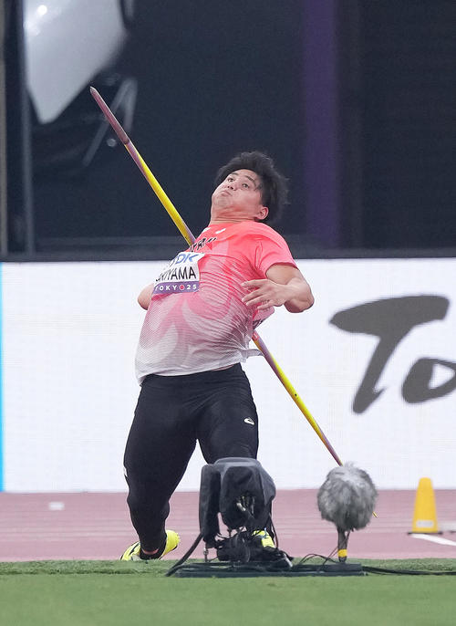 男子やり投げ予選　1回目の投てきに臨む崎山（撮影・足立雅史）