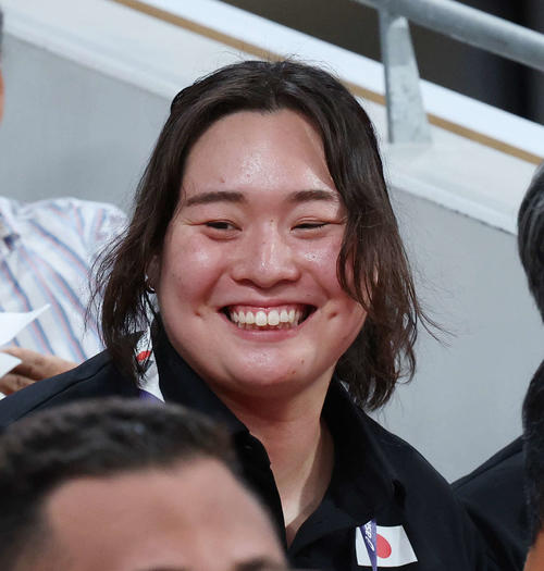 男子やり投げ予選を笑顔で観戦する北口（撮影・宮地輝）