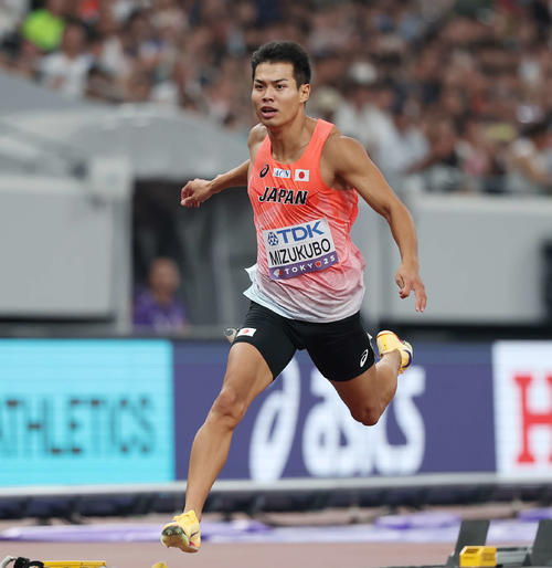 男子200メートル予選　ゴールする水久保（撮影・宮地輝）