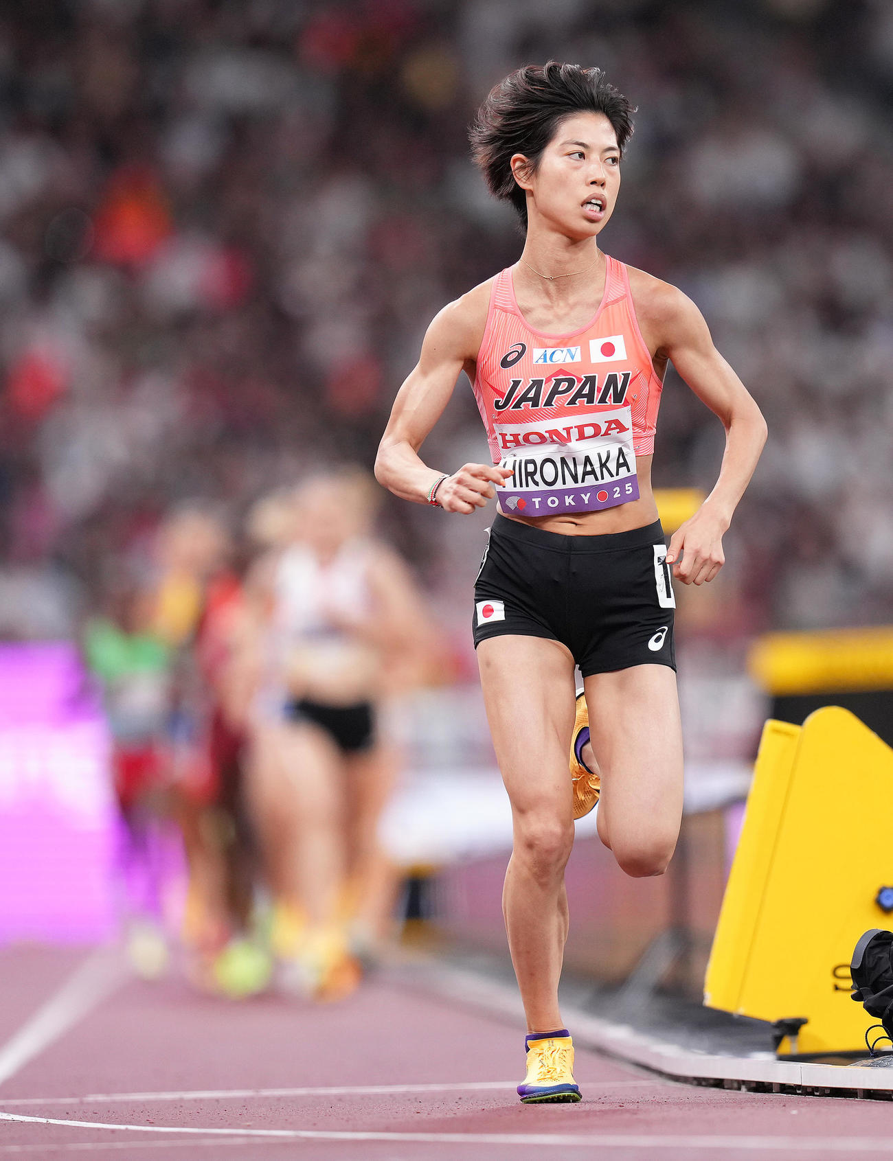 女子5000メートル予選で先頭を走る広中（撮影・足立雅史）