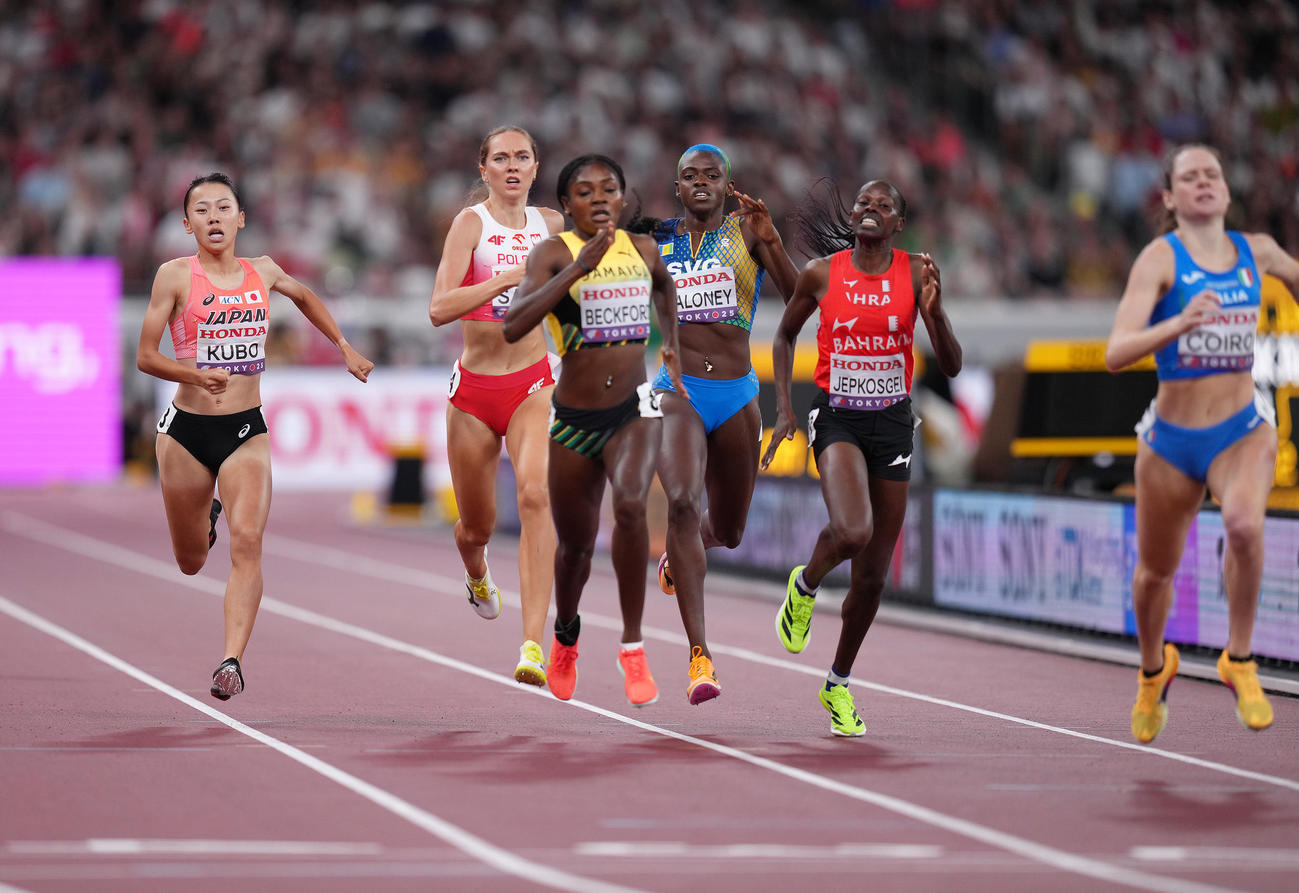 女子800メートル予選で敗退となった久保（左端）（撮影・足立雅史）