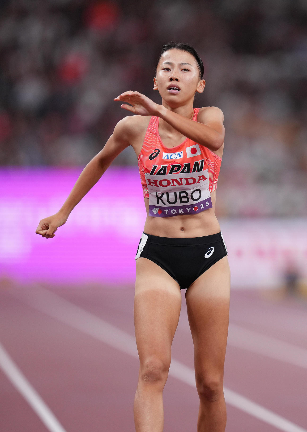 女子800メートル予選で敗退となった久保（撮影・足立雅史）