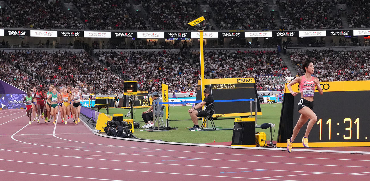 女子5000メートル予選　先頭を独走する広中（右端）（撮影・足立雅史）