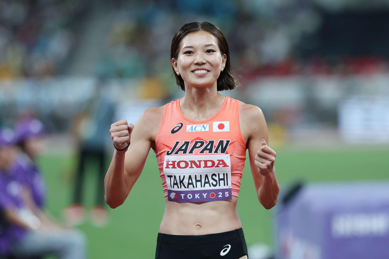 女子走り高跳び予選　1メートル88をクリアしガッツポーズする高橋（撮影・宮地輝）