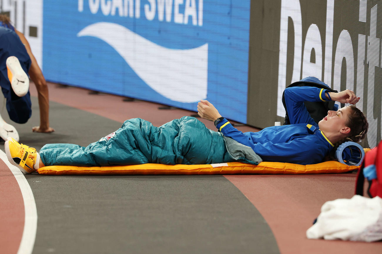 女子走り高跳び予選　寝ながらイメージトレーニングするウクライナのマフチフ（撮影・宮地輝）
