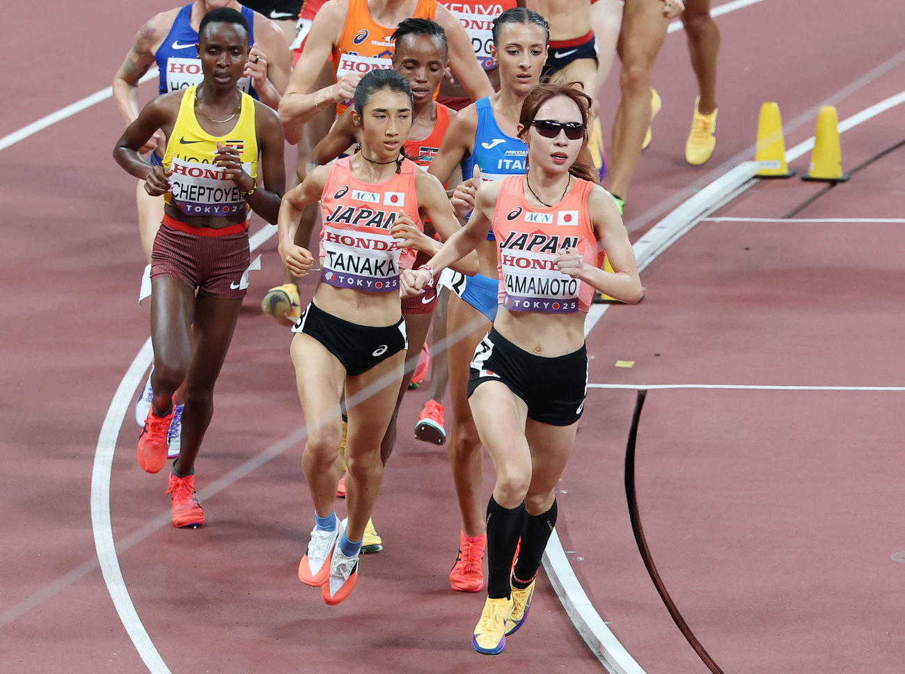 女子5000メートル予選　力走する田中（手前左）と山本（同右）（撮影・宮地輝）
