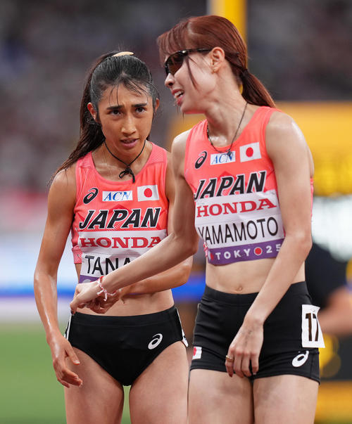 女子5000メートル予選　ゴールし会話を交わす田中（左）と山本（撮影・足立雅史）