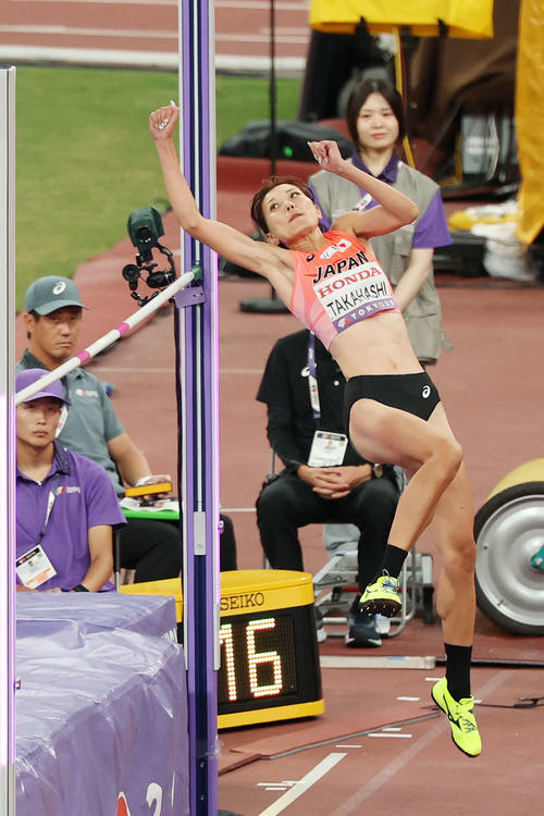 女子走り高跳び予選　1メートル83をクリアする高橋（撮影・宮地輝）