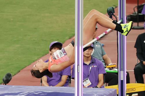 女子走り高跳び予選　1メートル83をクリアする高橋（撮影・宮地輝）