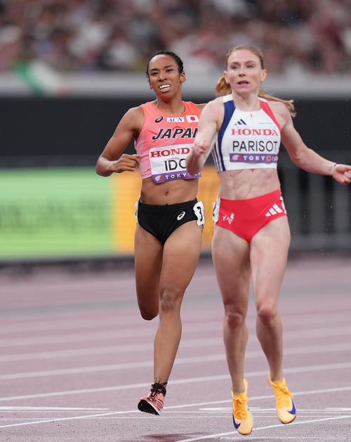 女子200メートル準決勝で敗退となった井戸（左）（撮影・足立雅史）
