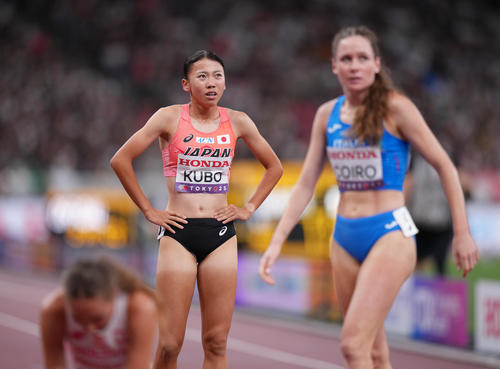 女子800メートル予選で敗退となった久保（中央）（撮影・足立雅史）