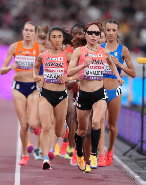 女子5000メートル予選　力走する山本（中央右）、田中（同左）（撮影・足立雅史）
