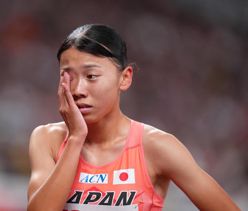 女子800メートル予選で敗退となり悲しげな表情を見せる久保（撮影・足立雅史）