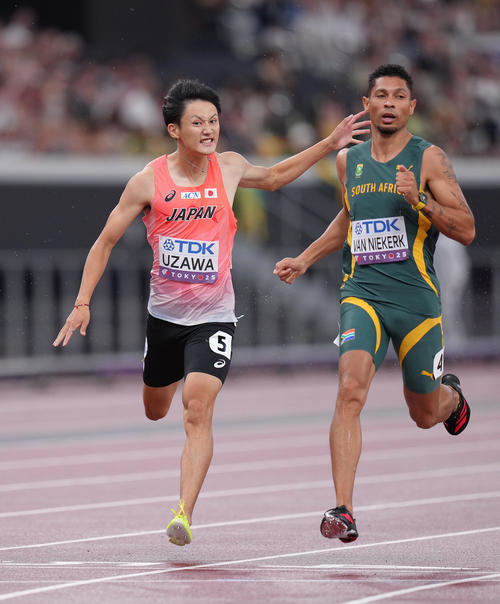 男子200メートル準決勝でゴールする鵜沢（左）（撮影・足立雅史）