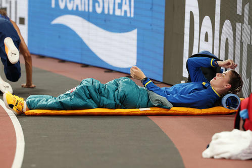 女子走り高跳び予選　寝ながらイメージトレーニングするウクライナのマフチフ（撮影・宮地輝）