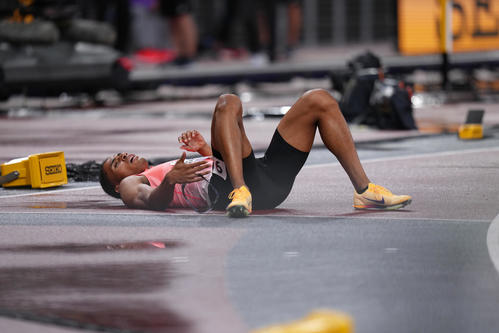 男子400メートル決勝でゴールし倒れ込む中島ジョセフ（撮影・足立雅史）