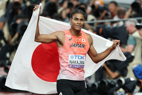男子400メートル決勝　6位入賞となり日の丸を掲げる中島（撮影・宮地輝）