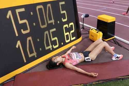 女子5000メートル予選　レース後、あおむけになる田中希実（共同）