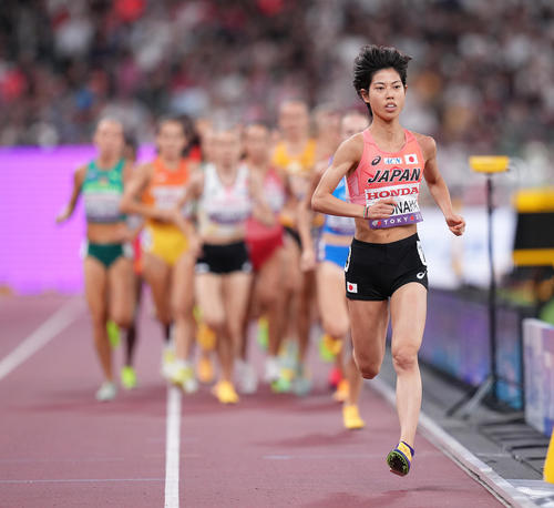 女子5000メートル予選で先頭を走る広中（撮影・足立雅史）