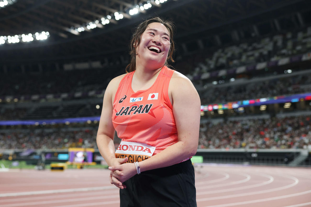 女子やり投げ予選　1投目を終え、笑顔でコーチと言葉を交わす北口（撮影・宮地輝）