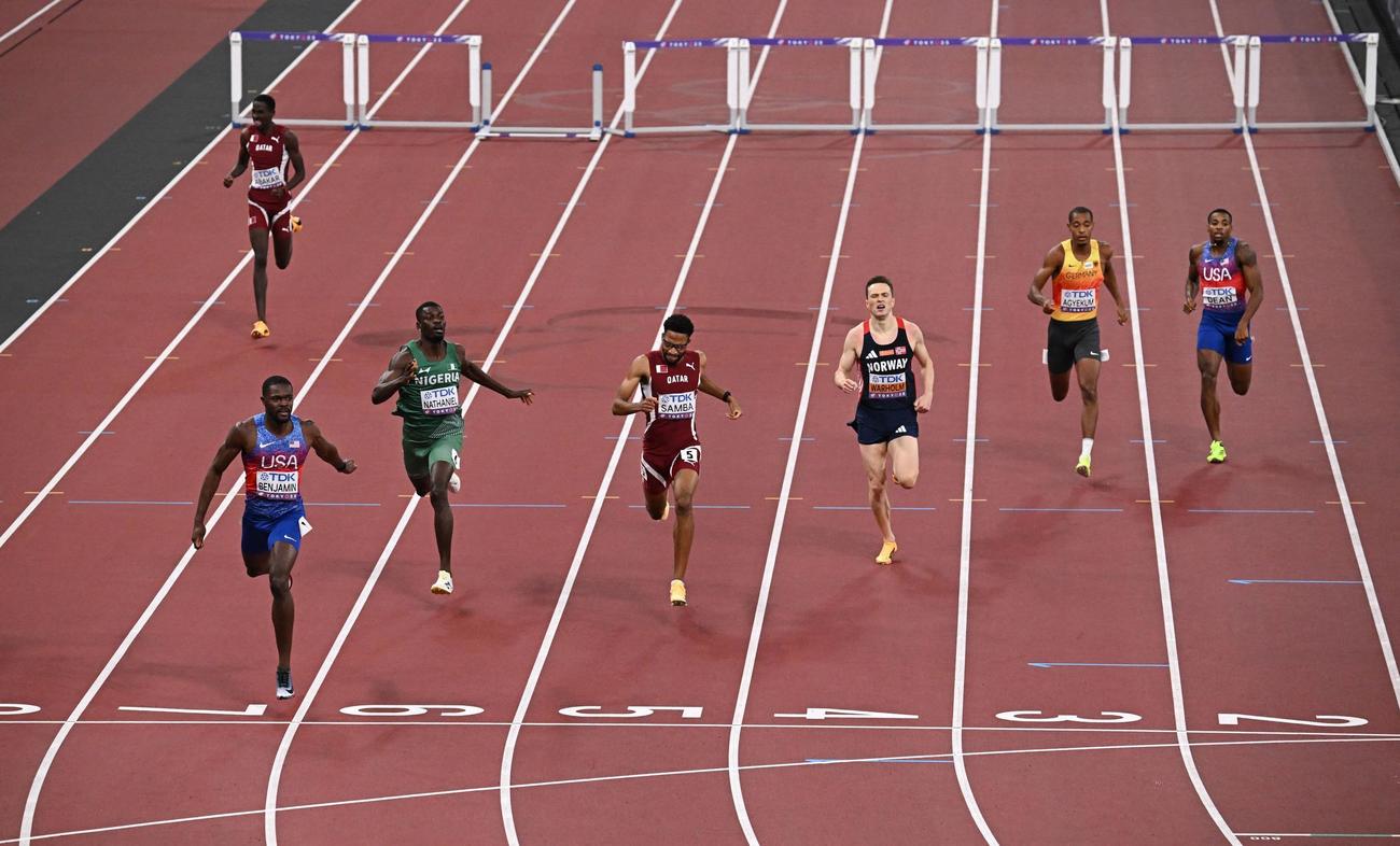 男子400ｍ障害決勝　優勝したベンジャミン（右から6人目）（ロイター）