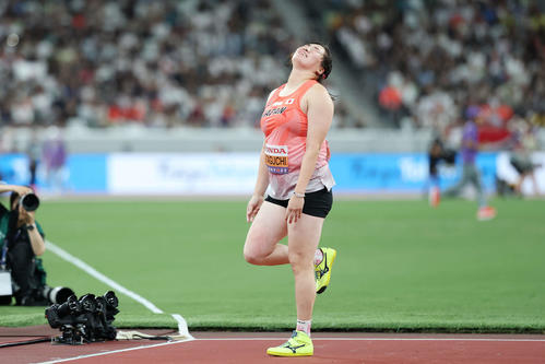 女子やり投げ予選　2投目を終え、決勝進出記録に届かず悔しい表情の北口（撮影・宮地輝）