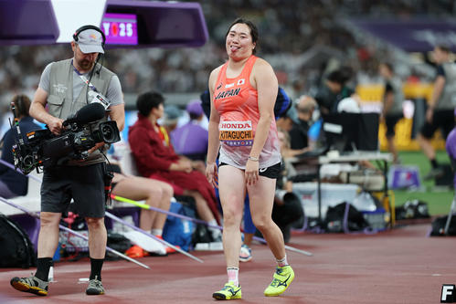 女子やり投げ予選　2投目を終え、決勝進出記録に届かず悔しい表情の北口（撮影・宮地輝）