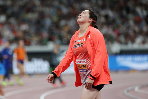 女子やり投げ予選　自力で決勝進出を決められず、厳しい表情の北口（撮影・宮地輝）