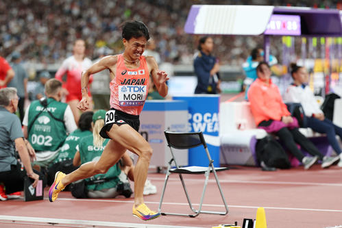 男子5000メートル予選　力走する森（撮影・宮地輝）