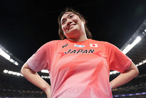 女子やり投げ予選　競技前、コーチと言葉を交わす北口（撮影・宮地輝）