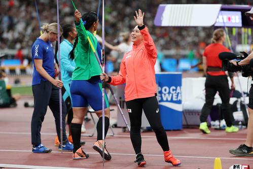 女子やり投げ予選　競技前、笑顔で手を振る武本（撮影・宮地輝）