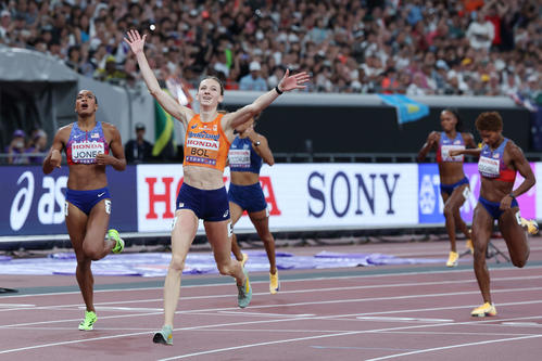 女子400メートル障害決勝　優勝するオランダのボル（左から2人目）（撮影・宮地輝）
