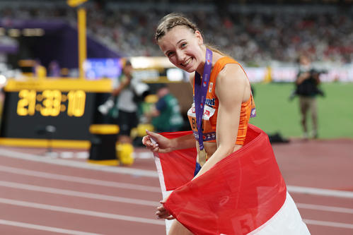 女子400メートル障害決勝　優勝し笑顔のオランダのボル（撮影・宮地輝）