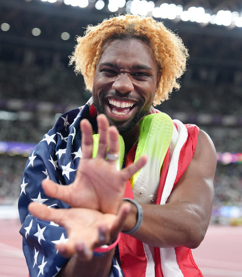 男子200メートル決勝　金メダルを獲得し「かめはめ波」を披露する米国のライルズ（撮影・足立雅史）