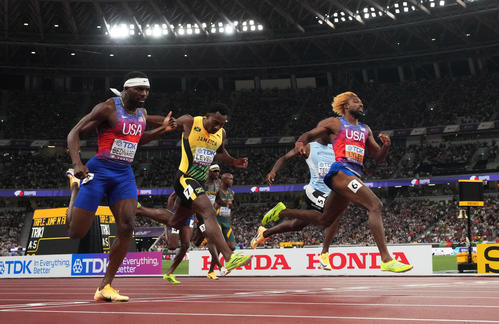 男子200ｍ決勝　優勝したライルズ（右端）（ロイター）