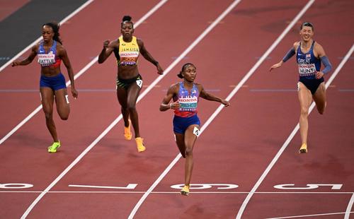 女子200ｍ決勝　優勝したジェファーソン ウッデン（右から2人目）（ロイター）