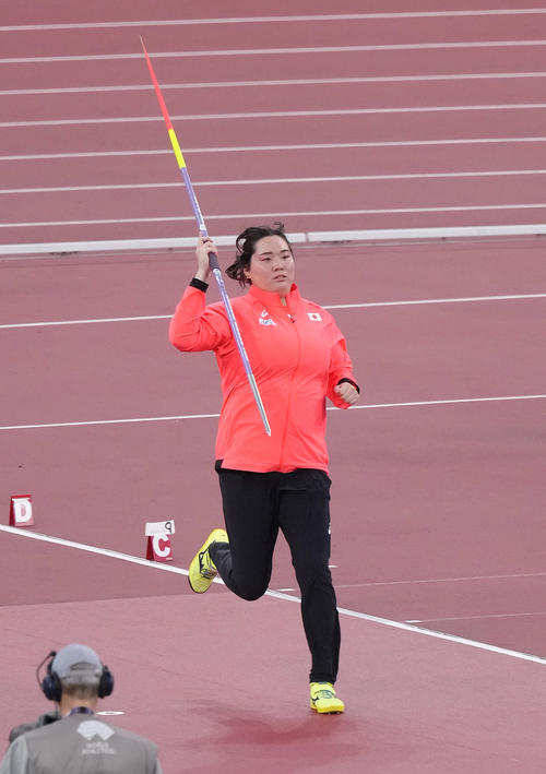 女子やり投げ予選　競技前、体を動かす北口（撮影・足立雅史）