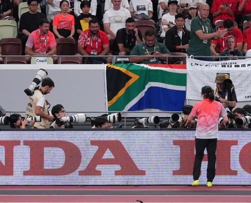 女子やり投げ予選　競技前、スタンドのセケラク・コーチ（左端）と話す北口（撮影・足立雅史）