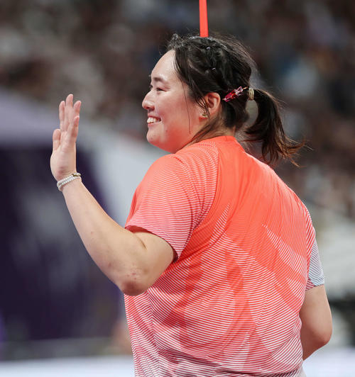 女子やり投げ予選　競技前、笑顔で手を振る北口（撮影・宮地輝）
