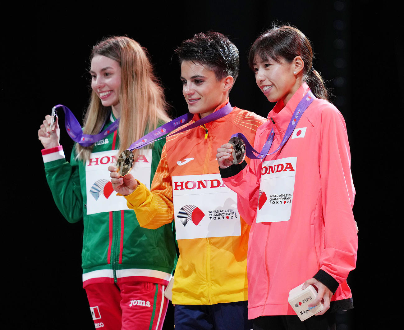 メダルセレモニーで記念撮影する女子20キロ競歩銅メダルの藤井（右）。中央は金メダルのスペインのペレス、左は銀メダルのメキシコのゴンサレス（撮影・足立雅史）