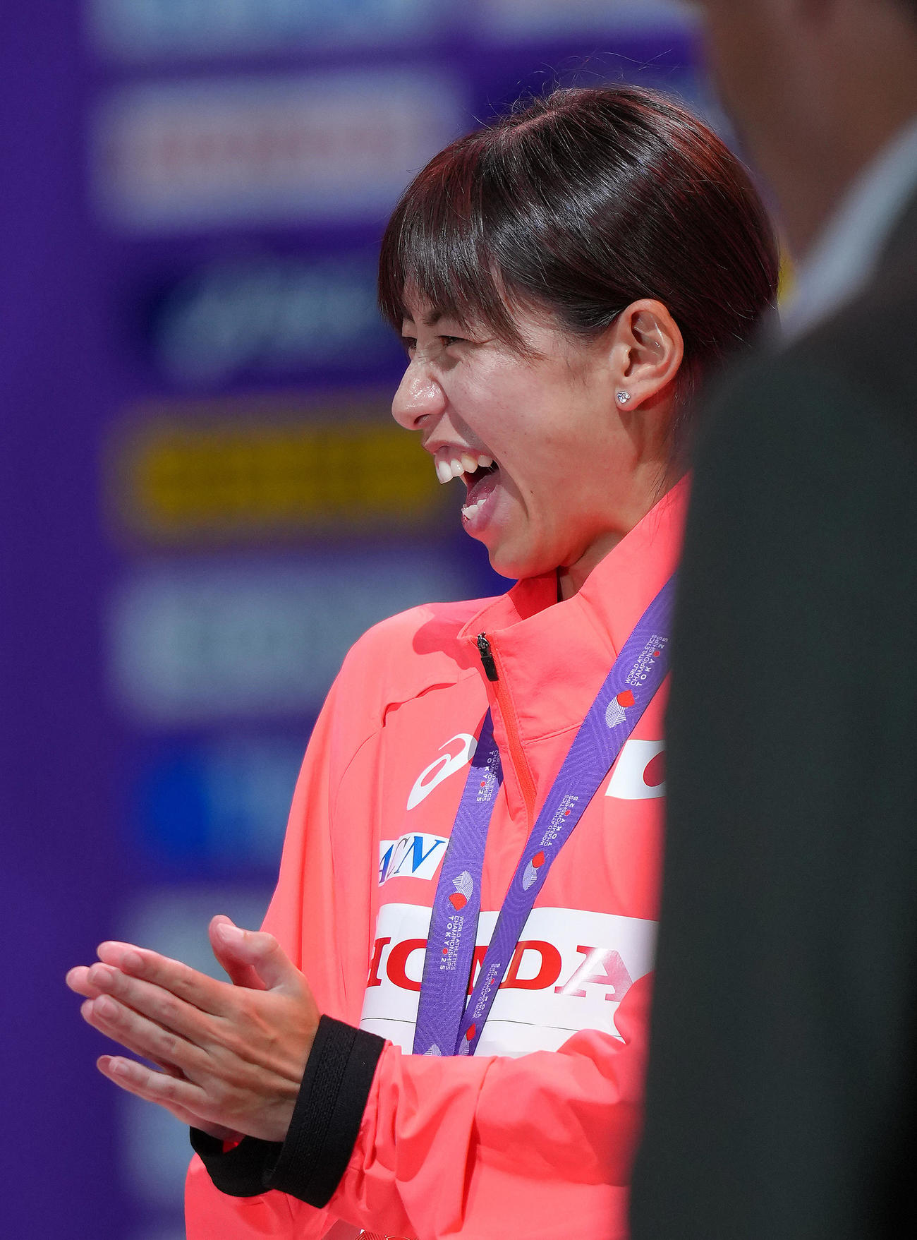 メダルセレモニーで笑顔を見せる女子20キロ競歩銅メダルの藤井（撮影・足立雅史）