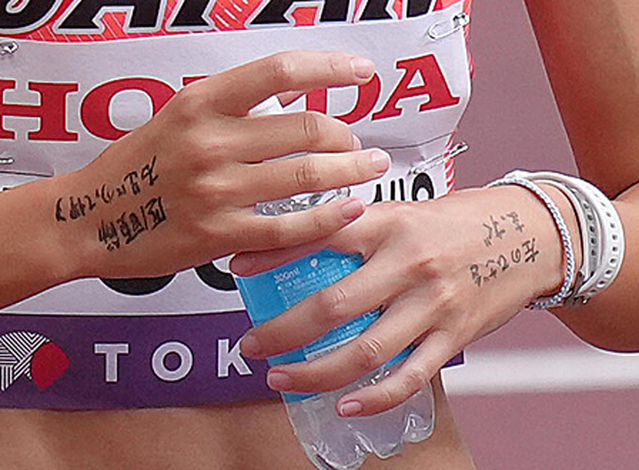女子20キロ競歩　銅メダルの藤井の右手には「四頭筋　右足にのって押す」、左手には「左のひざをまっすぐ」の文字（撮影・足立雅史）